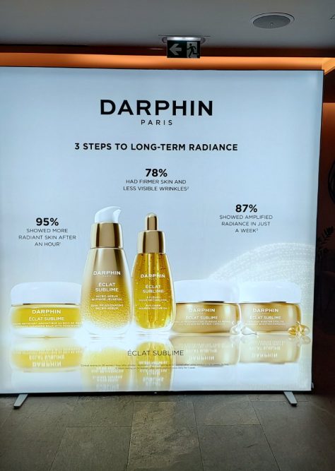 Φωτεινο backdrop Multiplo για την Darphin Cosmetics σε λευκό-χρυσό χρώμα το οποίο απεικονίζει κάποια προιόντα ως τα 3 στάδια για μακροχρίνια λαμπερή επιδερμίδα. Multiplo led backdrop for Darphin Cosmetics in white and gold colors showcasing products for the 3 steps to long-term radiance.